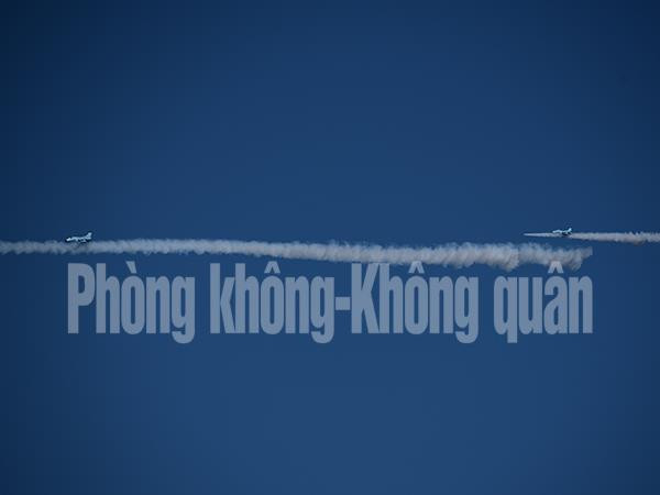 Đạn rocket S-13 thường được triển khai từ bệ phóng B-13L (dài 3,56m, 5 ống phóng, trọng lượng không tải 160kg) hoặc B-13L1 (dài 3,06m, 5 ống, trọng lượng không tải 140kg). Trong ảnh, biên đội Su-22M4 phóng rocket. Nguồn ảnh: PK-KQ