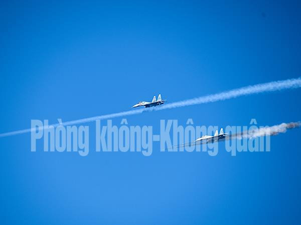 Hiện nay, các máy bay chiến đấu Su-27/30, Su-22M4, trực thăng Mi-8/17 của KQND Việt Nam đều có khả năng triển khai được đạn rocket S-13 hay S-13T. Trong ảnh, biên đội Su-30MK2 phóng rocket tấn công mục tiêu trên biển. Nguồn ảnh: PK-KQ