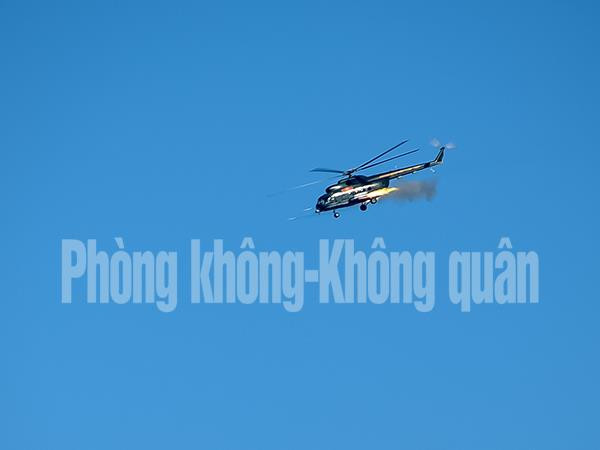 Hiện ngoài S-13T, đạn rocket S-13 còn có 4 phiên bản khác với nhiều chức năng nhiệm vụ. Ví dụ như đạn S-13OF chuyên dùng để xuyên phá các loại xe thiết giáp hạng nhẹ bằng phần chiến đấu 33kg (chứa 450 mảnh từ 23-35g). Trong ảnh, trực thăng Mi-17 bắn rocket không kích mục tiêu trên biển. Nguồn ảnh: PK-KQ