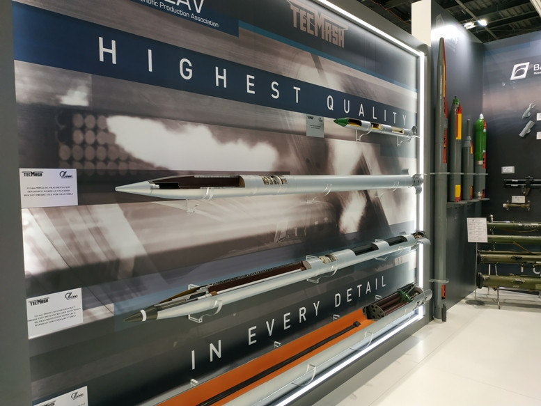 "Nhiệm vụ chính của đạn rocket đã phá hủy các trang bị quân sự (máy bay, trực thăng) đặt trong hầm trú ẩn bằng bê tông cốt thép, đường băng bê tông, các mục tiêu sau chướng ngại vật rắn và tàu đổ bộ nhỏ. S-13T có khả năng xuyên phá tới 6m đất hoặc 1m bê tông cốt thép được phủ đất dày 2-3m. Đạn rocket có thể phá hủy đến 20m2 đường băng", ông Rustam Ismailov - TGĐ nhà máy Novosibirsk cho hay. Nguồn ảnh: NPK Tekhmash