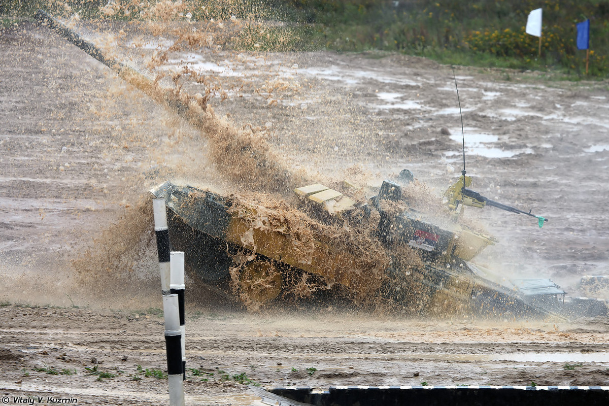 Xe tăng T-72B3 đội Serbia vượt chướng ngại vật “sông cạn” – nhưng do trời mưa lòng “cạn” thành “sông có nước”. Ảnh: Vitaly-Kuzmin
