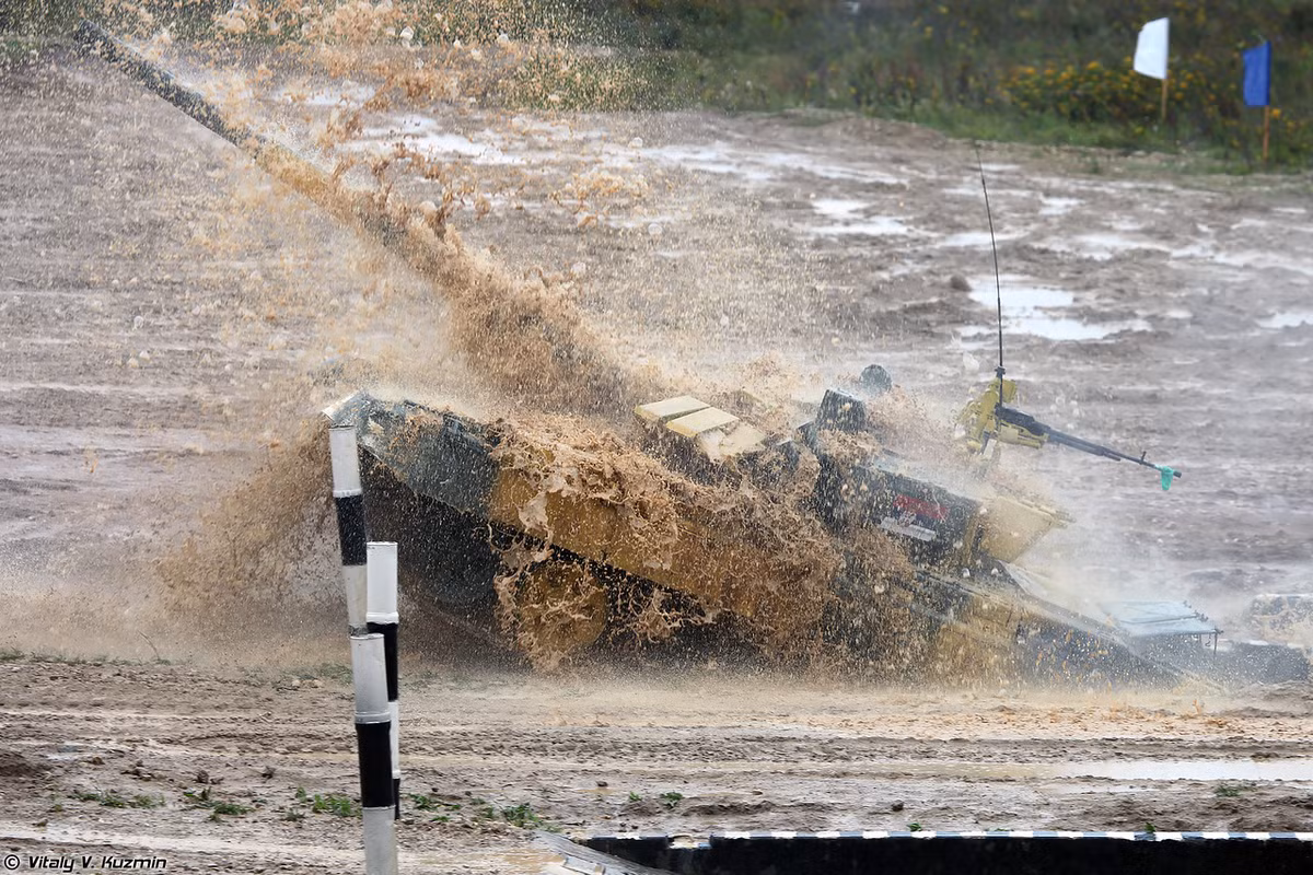 Xe tăng T-72B3 đội Serbia vượt chướng ngại vật “sông cạn” – nhưng do trời mưa lòng “cạn” thành “sông có nước”. Ảnh: Vitaly-Kuzmin