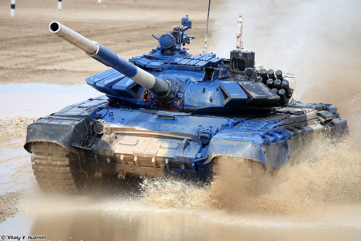 Cơn mưa lớn ở thao trường Albino vô hình chung giúp tạo nên những bức ảnh đẹp. Tuy nhiên, với các đội thi đấu thì mưa khiến mặt đường lầy lội hơn, đã có thời điểm nhiều đội phải dùng mọi thứ có thể lau kính ngắm, cảm biến bên ngoài tháp pháo. Ảnh: Vitaly-Kuzmin