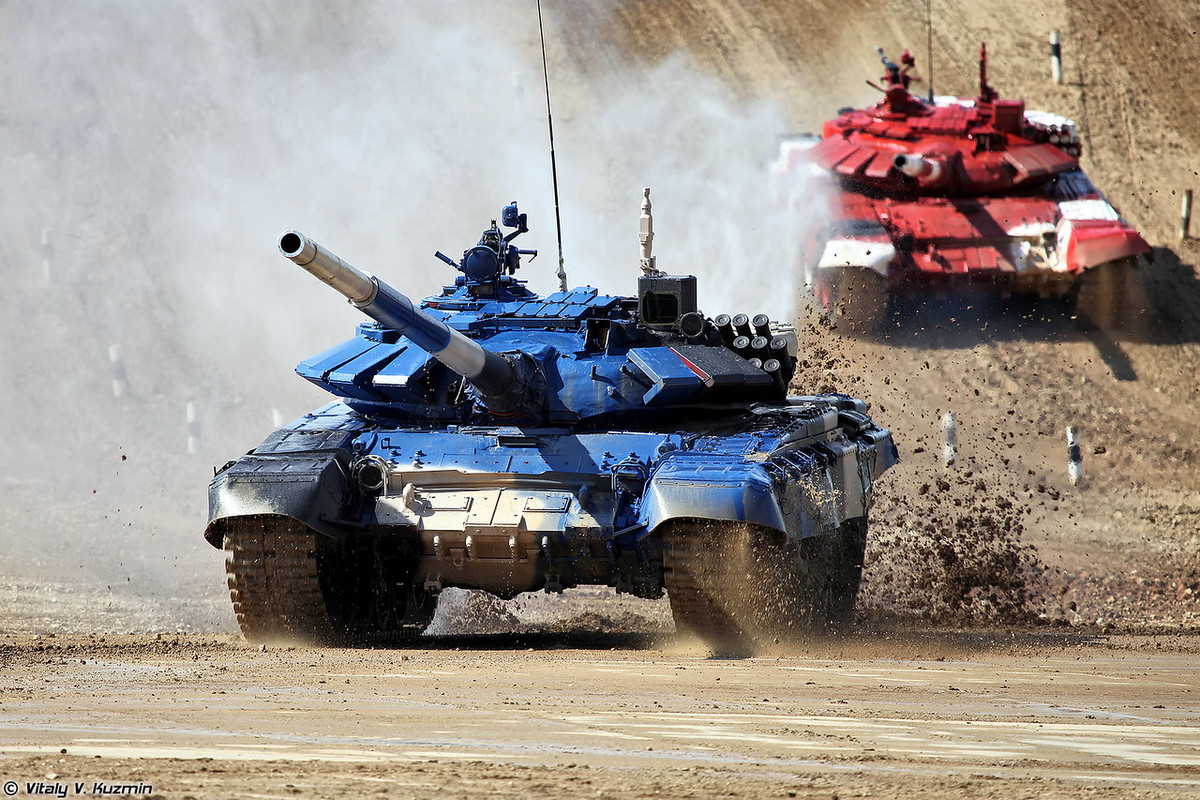 Tại trận chung kết gặp Cuba, Uganda và Uzbekistan, có thời điểm xe tăng Việt Nam đạt tốc độ tới 73km/h. Trong ảnh, xe Việt Nam chạy phía trước đội Uganda sau màn leo dốc cao. Ảnh: Vitaly-Kuzmin