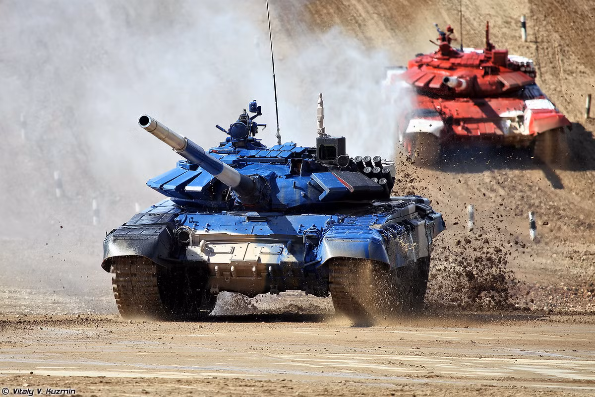 Tại trận chung kết gặp Cuba, Uganda và Uzbekistan, có thời điểm xe tăng Việt Nam đạt tốc độ tới 73km/h. Trong ảnh, xe Việt Nam chạy phía trước đội Uganda sau màn leo dốc cao. Ảnh: Vitaly-Kuzmin