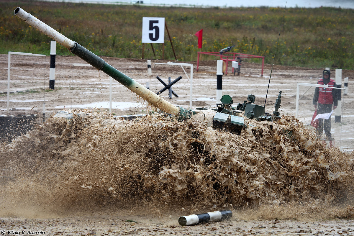 Khoảnh khắc quá đẹp xe tăng T-72B3 đội Kazakhstan vượt chướng ngại vật, không may có vẻ họ đã húc đổ cọc tiêu. Với lỗi này, các đội sau đó phải dừng vài phút ở hành lang đường đua để “kiểm tra khí tài”. Ảnh: Vitaly-Kuzmin