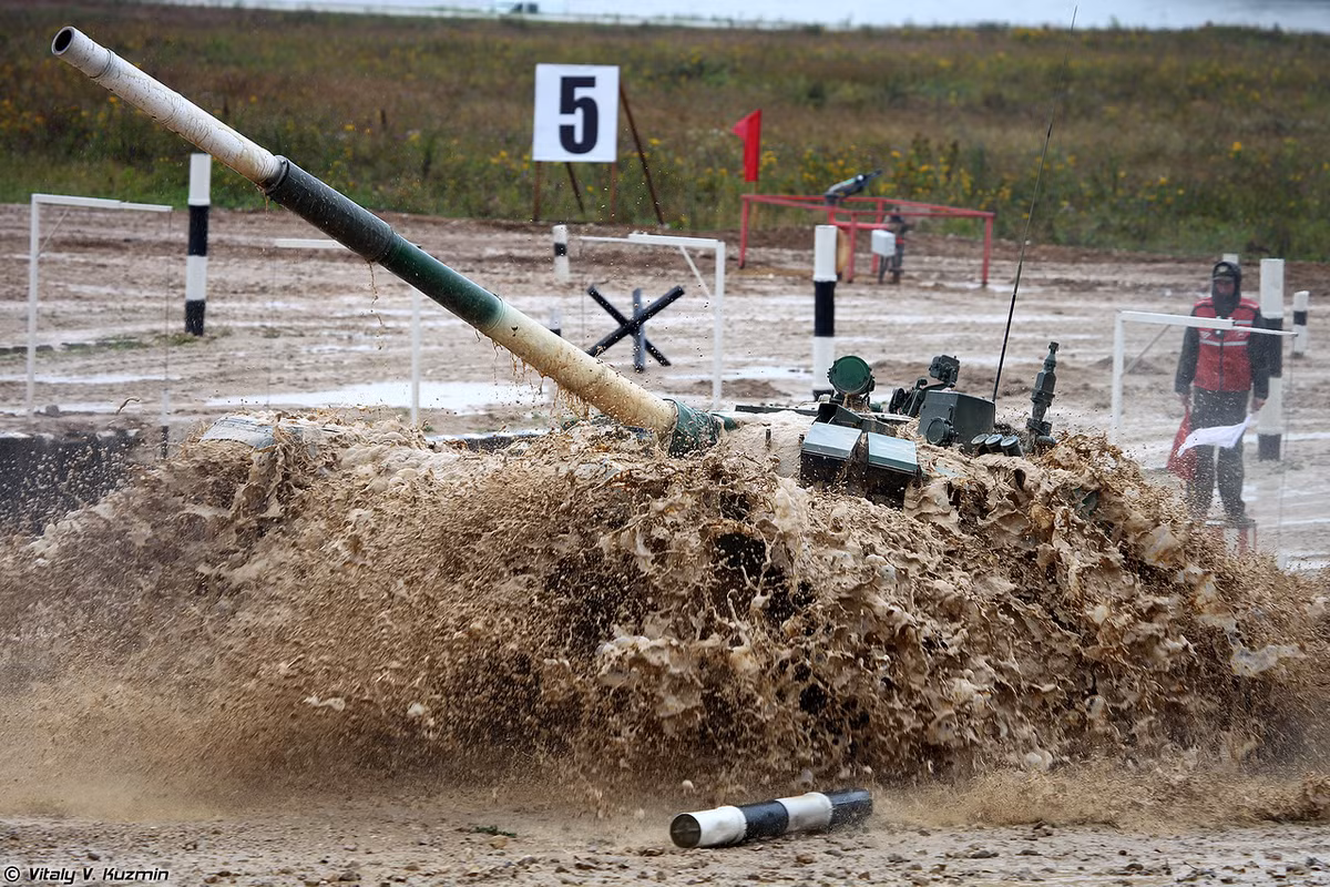 Khoảnh khắc quá đẹp xe tăng T-72B3 đội Kazakhstan vượt chướng ngại vật, không may có vẻ họ đã húc đổ cọc tiêu. Với lỗi này, các đội sau đó phải dừng vài phút ở hành lang đường đua để “kiểm tra khí tài”. Ảnh: Vitaly-Kuzmin