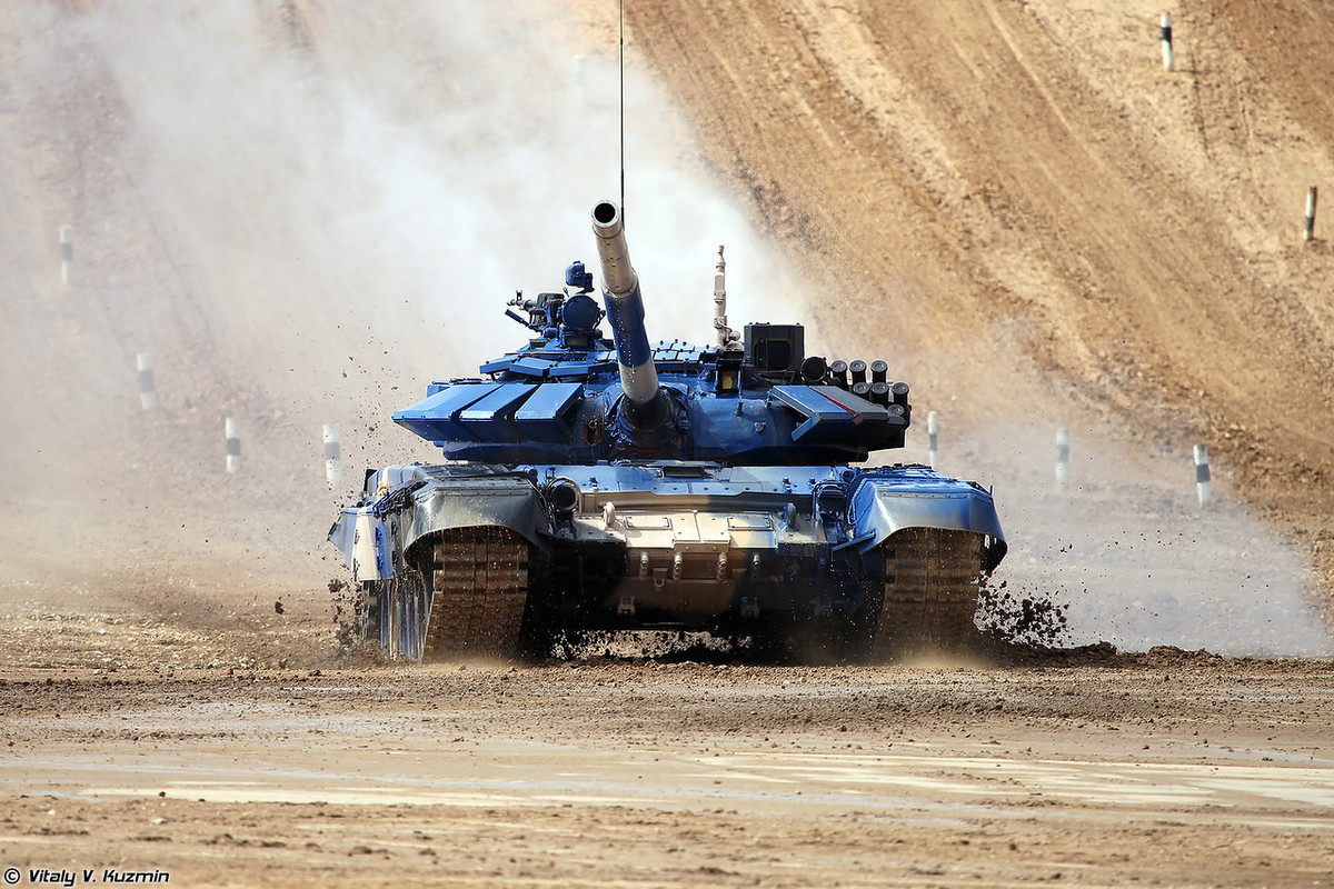 Trong bộ ảnh, tác giả đã “ưu ái giành cho một trong những đội hiện tượng của giải thi đấu” – Đội tuyển xe tăng Việt Nam những khoảng khắc đẹp nhất. Trong ảnh, xe tăng T-72B3 sơn màu xanh da trời của đội Việt Nam thi đấu tại chung kết. Ảnh: Vitaly-Kuzmin