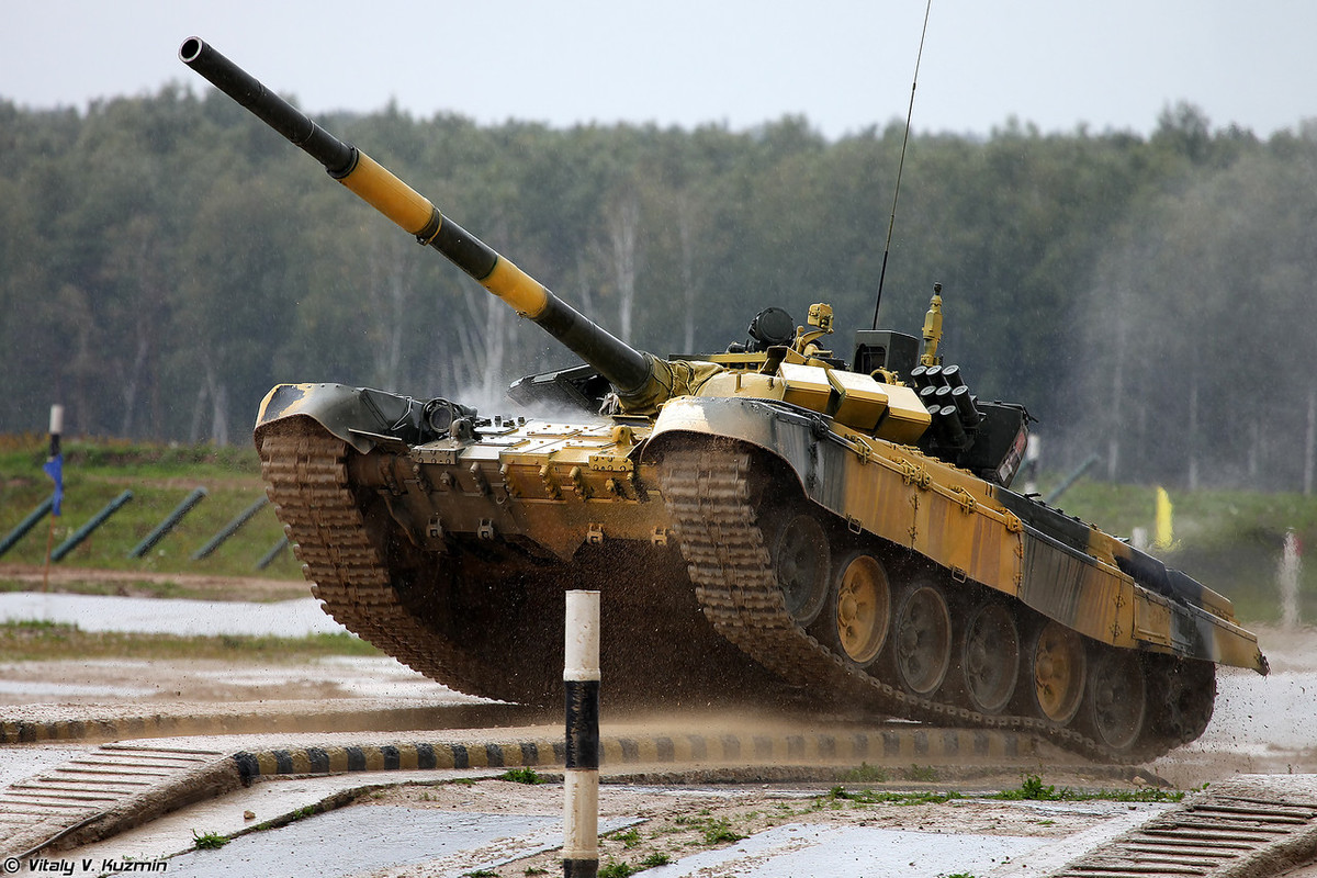 Màn bốc đầu trên khi vượt “sống trâu” của đội Serbia. Ảnh: Vitaly-Kuzmin