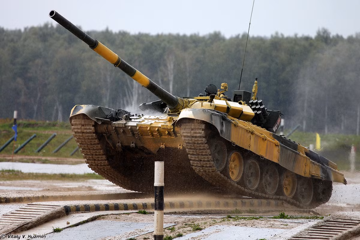 Màn bốc đầu trên khi vượt “sống trâu” của đội Serbia. Ảnh: Vitaly-Kuzmin