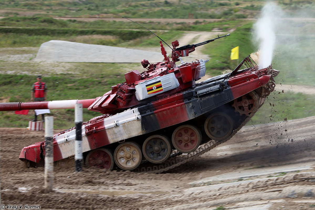 Xe tăng đội Uganda sau khi vượt sống trâu, mũi xe đâm rất mạnh xuống mặt đường đất. Ảnh: Vitaly-Kuzmin