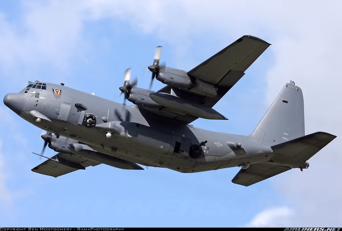 Trên AC-130U trang bị nhiều loại hệ thống điện tử hỗ trợ hiện đại gồm: radar AN/APQ-180 phát hiện mục tiêu mặt đất; hệ thống trinh sát hồng ngoại AN/AAQ0-26; hệ thống cảm biến đa quang phổ AA/AAQ-39 chỉ thị mục tiêu cho vũ khí; hệ thống tác chiến điện tử... Nguồn ảnh: Airliners.net