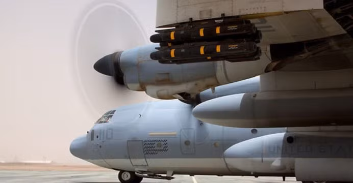 Tuy nhiên, có một điều lưu tâm rằng, hỏa lực của AC-130J không còn khẩu 105mm (đúng hơn là có một chiếc duy nhất sản xuất năm 2017 là còn tồn tại nó). Thay vào đó, AC-130J sẽ chuyên về tên lửa với việc tích hợp các điểm treo trên cánh cho phép nó mang số lượng lớn tên lửa chống tăng Hellfire, bom đường kính nhỏ GBU-39. Ngoài ra, vẫn còn một khẩu pháo 30mm GAU-23/A. Nguồn ảnh: Wikipedia