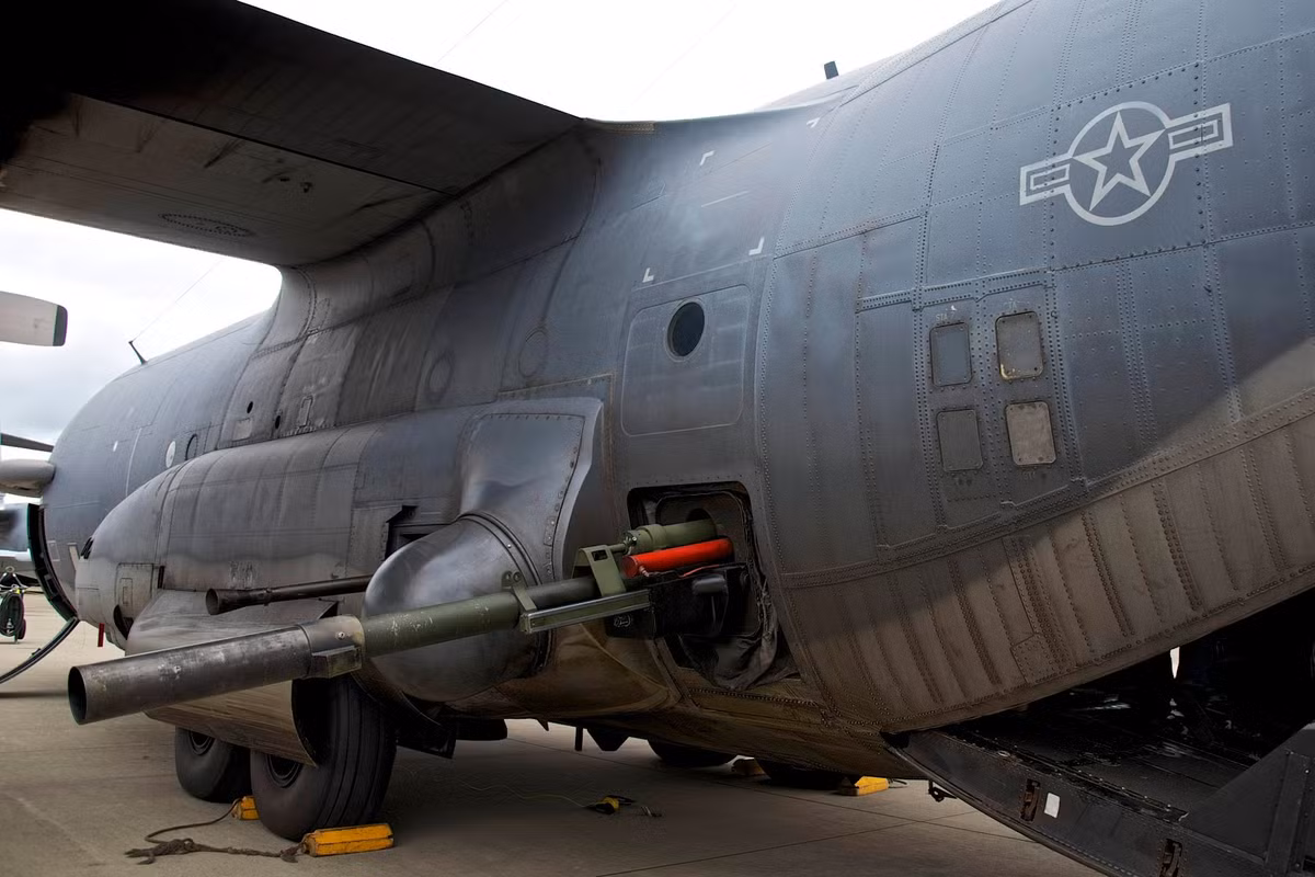 Cận cảnh khẩu lựu pháo hàng không 105mm M102 xuất hiện từ thế hệ AC-130E trong chiến tranh Việt Nam. Đây là khẩu pháo to nhất trong lịch sử vũ khí hàng không từ khi khai sinh cho tới nay. Việc tích hợp được pháo hạng nặng lên máy bay và phát huy được hiệu quả là một trong những thành tựu đáng nể phục của CNQP Mỹ. Nguồn ảnh: Wikipedia