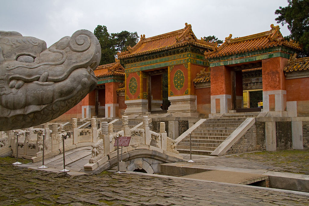 Trong ảnh là "Tam lộ Nhất khổng kiều" - 3 cây cầu 1 lõm và "Lưu Li Hoa môn" - 3 cổng lưu li dẫn vào khu Minh Lâu. Đây là công trình thứ 13 và 14 trên đường dẫn tới Địa cung - nơi sâu nhất lăng, chôn cất Càn Long Đế và các hậu phi của mình. Ảnh: Wikipedia.