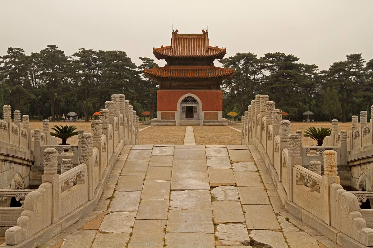 Thanh Dụ Lăng bắt đầu được xây dựng vào năm Càn Long thứ 8 (1743) tại Thắng Thủy dục, phía Tây Hiếu Lăng, nay thuộc Thanh Đông lăng vùng Tuân Hóa, tỉnh Hà Bắc của Trung Quốc. Lăng hoàn thành những công trình chủ thể vào năm Càn Long thứ 17 (1752), tiêu hao hơn 170 vạn lượng bạc. Ảnh: Wikipedia.