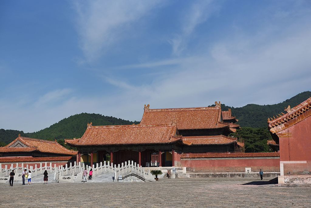 Toàn thể kiến trúc của Dụ Lăng trải dài tới 21 công trình quy mô từ Nam đến Bắc. Trong ảnh là công trình "Tam lộ Tam khổng kiều" - 3 cây cầu đá 3 lõm cùng cầu bắc hai bên dẫn đến chính điện của lăng và "Long Ân điện" - nơi thờ bài vị của Đế - Hậu cùng một số các phi tần phụ táng. Đây là kiến trúc trên mặt đất to nhất trong một quần thể lăng thời Thanh. Ảnh: Wikipedia.