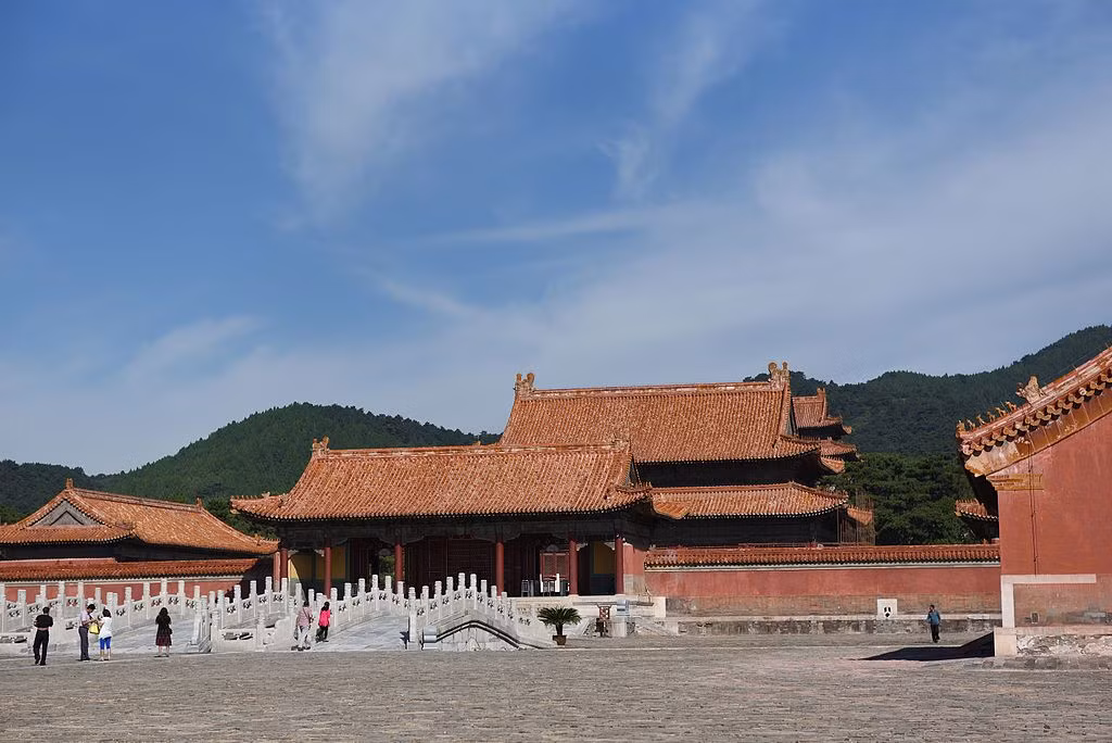 Toàn thể kiến trúc của Dụ Lăng trải dài tới 21 công trình quy mô từ Nam đến Bắc. Trong ảnh là công trình "Tam lộ Tam khổng kiều" - 3 cây cầu đá 3 lõm cùng cầu bắc hai bên dẫn đến chính điện của lăng và "Long Ân điện" - nơi thờ bài vị của Đế - Hậu cùng một số các phi tần phụ táng. Đây là kiến trúc trên mặt đất to nhất trong một quần thể lăng thời Thanh. Ảnh: Wikipedia.