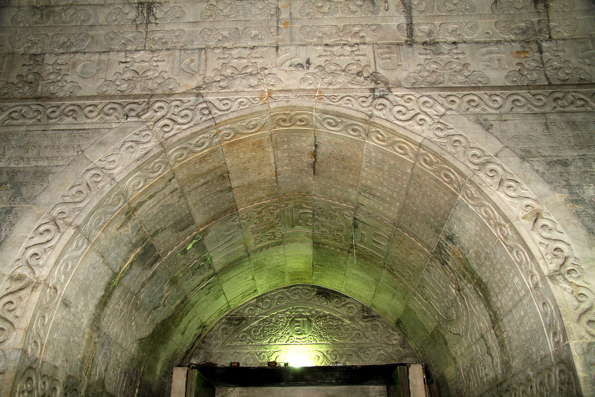 Và đây chính là "Địa cung" - sâu nhất trong lăng, nơi đặt quan tài của Càn Long Đế, Hiếu Hiền Thuần Hoàng hậu, Hiếu Nghi Thuần Hoàng hậu, Tuệ Hiền Hoàng quý phi, Triết Mẫn Hoàng quý phi cùng Thục Gia Hoàng quý phi. Nơi đây có 7 quan tài, vốn Càn Long Đế chỉ định một sẽ dành cho Na Lạp Hoàng hậu, còn một sẽ dành cho Đế mẫu tương lai, sau sự kiện Na Lạp hoàng hậu, thì còn một quan tài bỏ trống. Ảnh: Wikipedia.