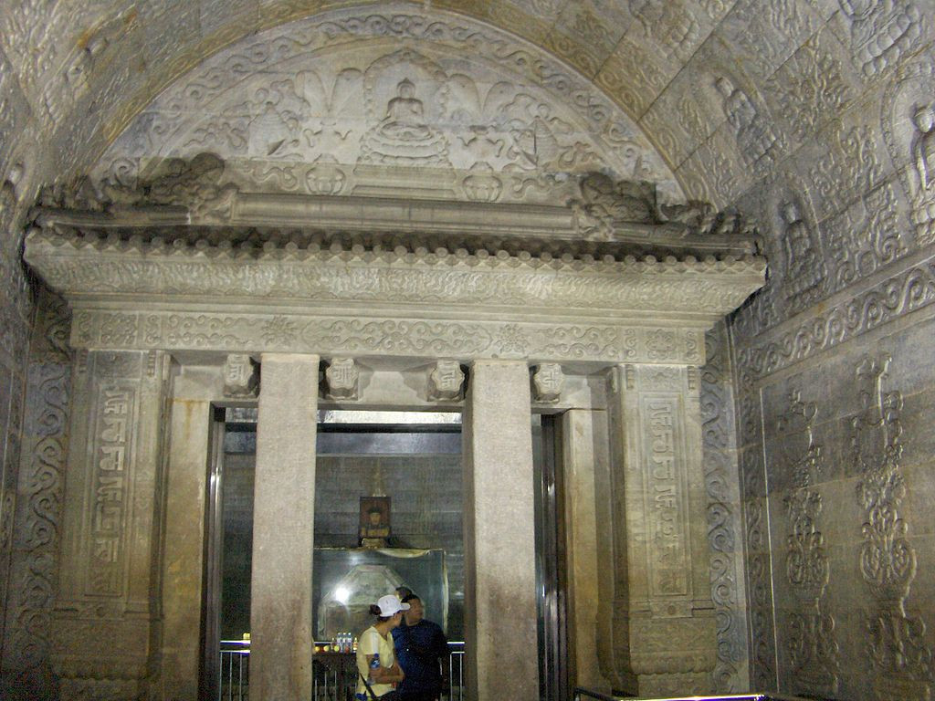 Có thể nói, công trình Thanh Dụ Lăng được xây dựng kiên cố, đảm bảo cho Càn Long an giấc nghìn thu. Tuy nhiên, sự biến động về chính trị - quân sự Trung Quốc những năm 1920 đã khiến Thanh Dụ Lăng bị tàn phá không ít, ảnh hưởng nghiêm trọng tới di hài của Càn Long và các hậu phi. Chẳng là năm 1928, quân phiệt Tôn Điện Anh đã dẫn quân vào cướp bóc châu báu trong Thanh Dụ Lăng khiến dư luận xã hội nhất là triều đại cũ phẫn nộ… dù sự việc sau đó có được xử lý không đến nơi. Ảnh: Wikipedia.