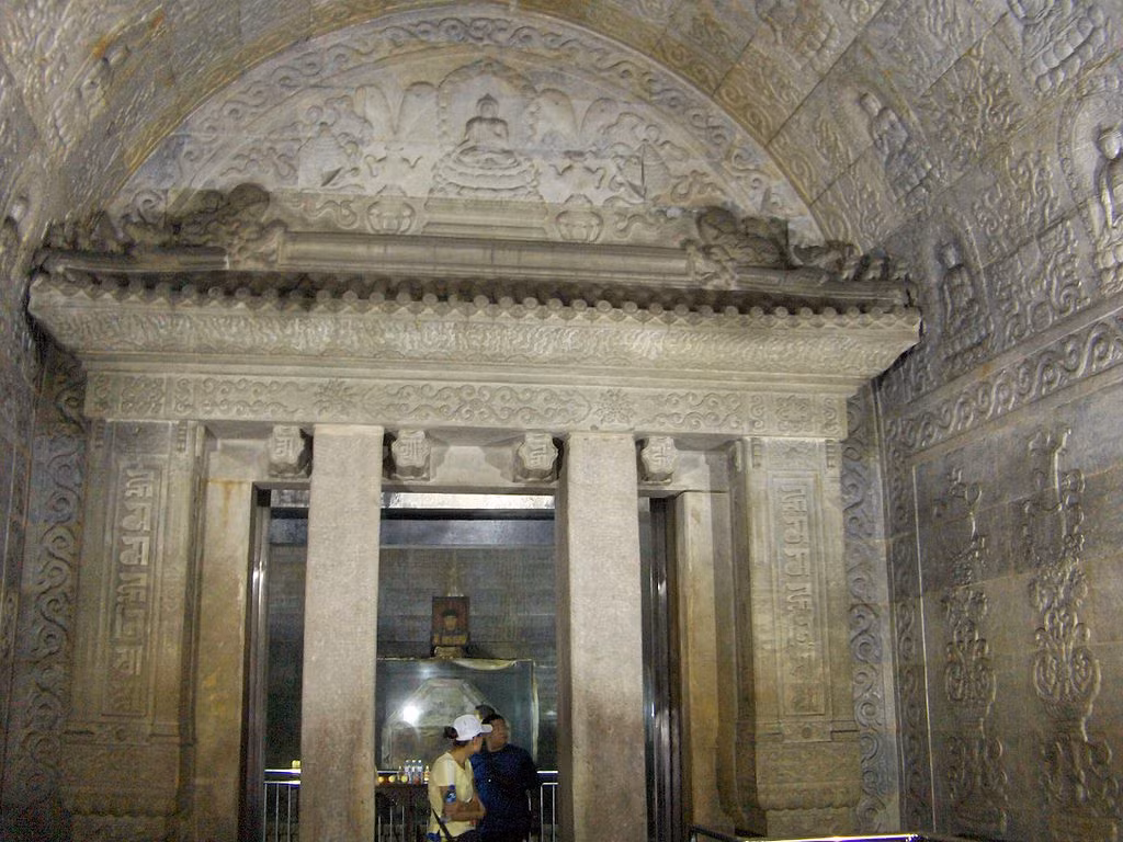 Có thể nói, công trình Thanh Dụ Lăng được xây dựng kiên cố, đảm bảo cho Càn Long an giấc nghìn thu. Tuy nhiên, sự biến động về chính trị - quân sự Trung Quốc những năm 1920 đã khiến Thanh Dụ Lăng bị tàn phá không ít, ảnh hưởng nghiêm trọng tới di hài của Càn Long và các hậu phi. Chẳng là năm 1928, quân phiệt Tôn Điện Anh đã dẫn quân vào cướp bóc châu báu trong Thanh Dụ Lăng khiến dư luận xã hội nhất là triều đại cũ phẫn nộ… dù sự việc sau đó có được xử lý không đến nơi. Ảnh: Wikipedia.