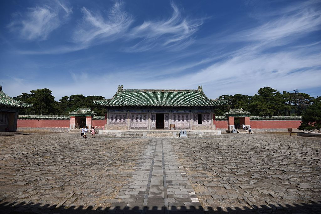 Ngoài Địa cung, Dụ Lăng còn có khu vực gọi là "Phi viên tẩm" - nơi Càn Long Đế dùng để táng tất cả những hậu phi không thể cùng ông nhập táng tại địa cung trong Dụ lăng. Viên tẩm ở vào phía Tây của Dụ lăng, được kiến tạo vào năm Càn Long thứ 12 (1747), năm thứ 25 (1760) thì đại quy mô tu sửa, đến năm thứ 27 (1762) thì hoàn thành. Ảnh: Wikipedia.