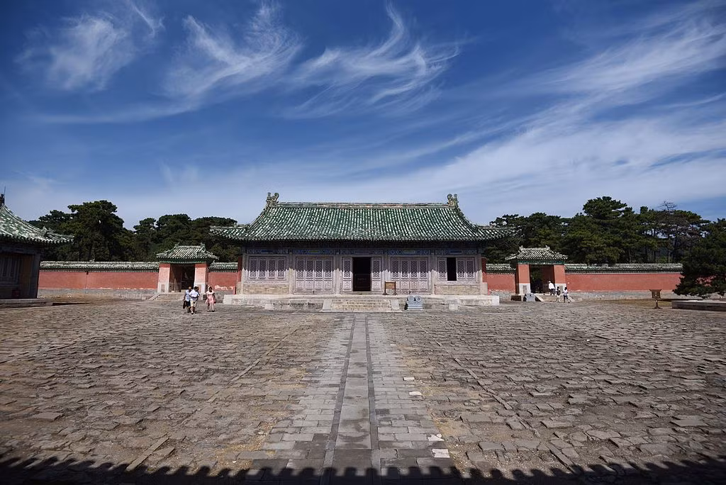 Ngoài Địa cung, Dụ Lăng còn có khu vực gọi là "Phi viên tẩm" - nơi Càn Long Đế dùng để táng tất cả những hậu phi không thể cùng ông nhập táng tại địa cung trong Dụ lăng. Viên tẩm ở vào phía Tây của Dụ lăng, được kiến tạo vào năm Càn Long thứ 12 (1747), năm thứ 25 (1760) thì đại quy mô tu sửa, đến năm thứ 27 (1762) thì hoàn thành. Ảnh: Wikipedia.