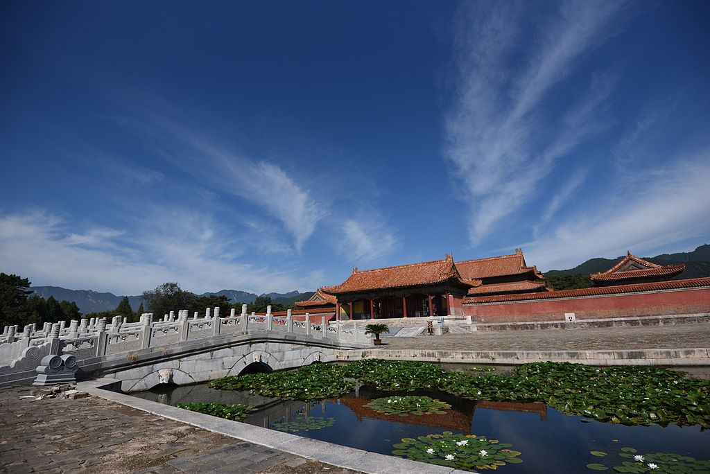 Cận cảnh “Tam lộ Tam khổng kiều” với cây cầu đá xây dựng kỳ công, phía dưới là hồ sen trong xanh in bóng công trình bề thế của lăng. Ảnh: Wikipedia.