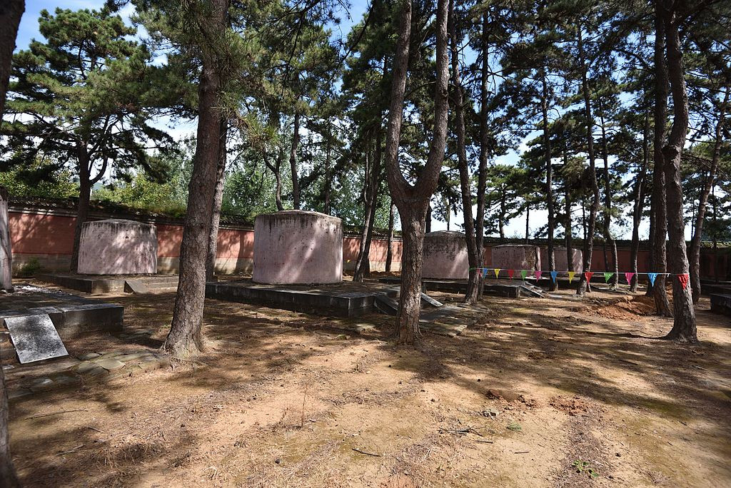 Theo sử sách, Dụ lăng Phi viên tẩm an táng 1 Hoàng hậu, 2 Hoàng quý phi (Thuần Huệ Hoàng quý phi và Khánh Cung Hoàng quý phi), 5 vị Quý phi, 6 vị Phi, 5 vị Tần, 12 vị Quý nhân cùng 4 vị Thường tại, tổng cộng 36 người. Ảnh: Wikipedia.