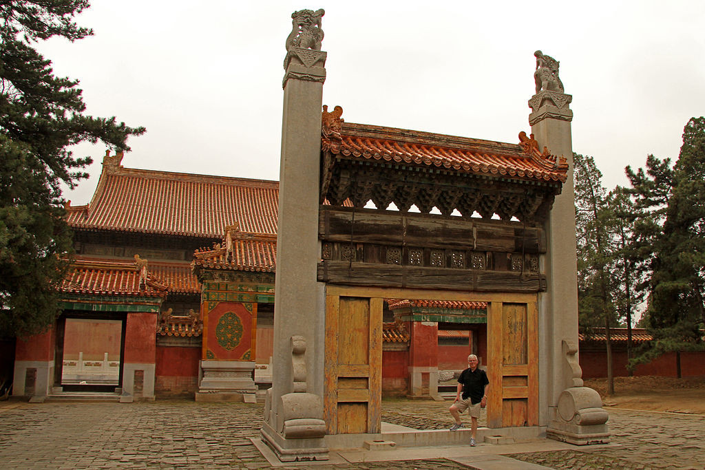 Trong ảnh là “Nhị Trụ môn” – cửa thần đạo trục chính – công trình thứ 15 trên đường vào “Địa cung”. Ảnh: Wikipedia.