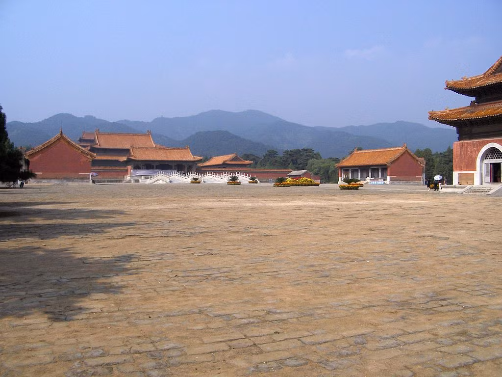 Thanh Dụ Lăng là nơi chôn cất Thanh Cao Tông Càn Long Hoàng đế - vị Hoàng đế thứ sáu của triều đại nhà Thanh, ông được xem là một trong hai vị vua nổi tiếng nhất trong lịch sử tồn tại và phát triển của nhà Thanh. Trong ảnh: Một phần Thanh Dụ Lăng nhìn từ xa, có thể thấy rõ công trình này có quy mô rất lớn, không khác gì những cung điện xa hoa ở Tử Cấm Thành. Ảnh: Wikipedia.