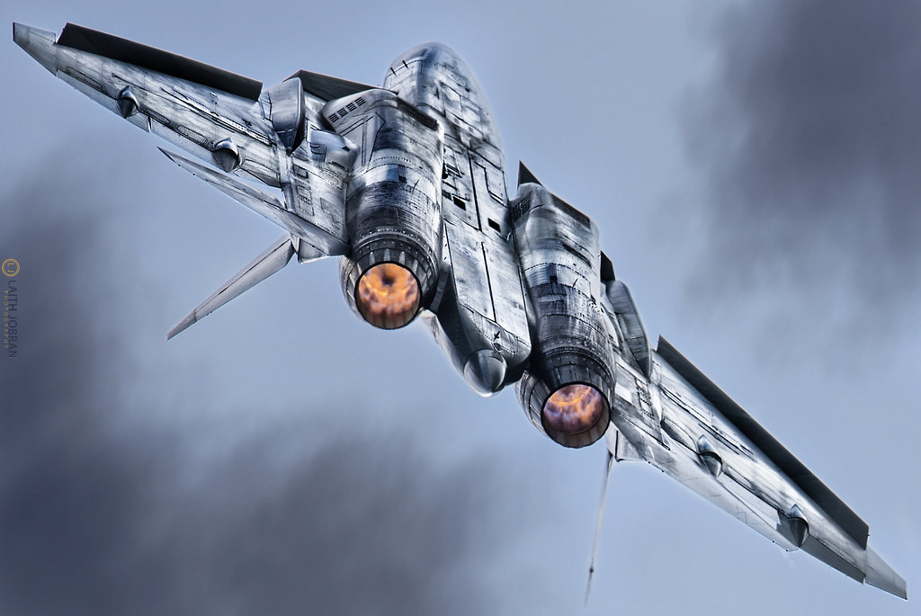 Dĩ nhiên, các khách hàng Su-57 sẽ không nhận được mẫu máy bay mà Nga đang thử nghiệm hiện tại, thay vào đó sẽ là phiên bản dành cho khách hàng xuất khẩu được định danh là Su-57E. Dự kiến, mô hình hoặc tài liệu ban đầu về Su-57E sẽ được ra mắt tại triển lãm Dubai năm 2019. Nguồn ảnh: Wikipedia