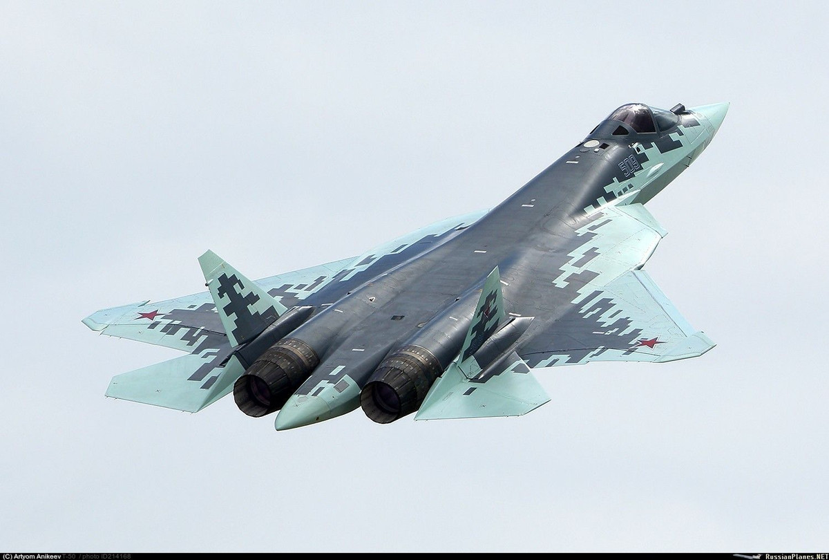 Dẫu vậy, Ấn Độ có lẽ mới là khách hàng đầu tiên của Su-57. Trong khi các nước khác mới chỉ ở dạng tiềm năng, ước đoán từ bên thứ 3 thì New Delhi vào tháng 2 năm nay đã bày tỏ sự quan tâm rõ ràng về chiếc máy bay mới. Họ hiện đang xem xét việc Su-57 liệu có phù hợp với học thuyết tác chiến của mình hay không. Nguồn ảnh: Airliners.net
