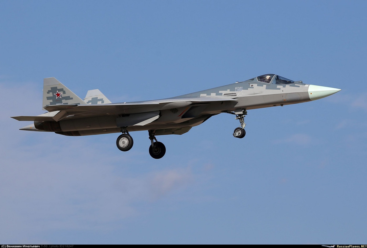 Theo Military Watch, Trung Quốc có thể vẫn quan tâm lớn tới Su-57 dù thực tế không quân nước này đã có tiêm kích thế hệ 5 J-20. Tuy vậy, xét về kỹ thuật thì Su-57 "ăn đứt" J-20 về động cơ kiểm soát véc tơ lực đẩy, tải trọng chiến đấu, khí tài điện tử... Nguồn ảnh: Airliners.net