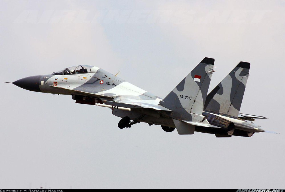 Su-30MK2 trang bị cặp động cơ AL-31F cho tốc độ tối đa Mach 2 tức 2.120km/h, tầm bay 3.000km, tốc độ leo cao 305m/s, trần bay 17.300m, tải trọng 8 tấn vũ khí. Trong nhiệm vụ đối hải, nó có thể mang tới 6 tên lửa chống hạm siêu âm Kh-31A có tầm bắn 70km. Nguồn ảnh: Airliners.net