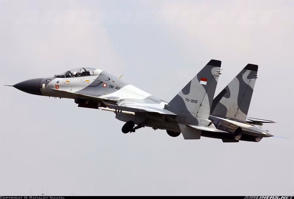 Su-30MK2 trang bị cặp động cơ AL-31F cho tốc độ tối đa Mach 2 tức 2.120km/h, tầm bay 3.000km, tốc độ leo cao 305m/s, trần bay 17.300m, tải trọng 8 tấn vũ khí. Trong nhiệm vụ đối hải, nó có thể mang tới 6 tên lửa chống hạm siêu âm Kh-31A có tầm bắn 70km. Nguồn ảnh: Airliners.net