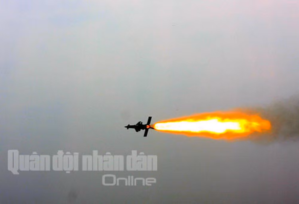 Khả năng kháng nhiễu chặn tích cực của hệ thống S-125-2TM là 2.700 W/MHz so với 24 W/MHz của S-125 (W/MHz nghĩa là cường độ nhiễu tính bằng công suất phát nhiễu W trên một đơn vị băng thông MHz, chỉ số W/MHz càng cao tính kháng nhiễu càng lớn). Ảnh: QĐND