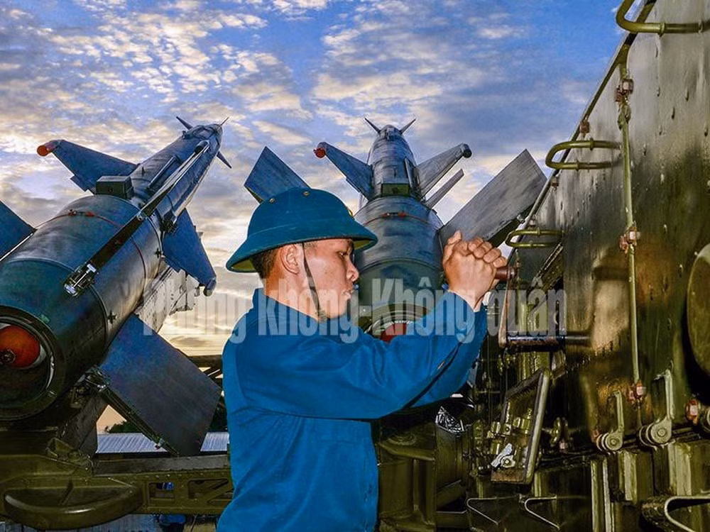 Theo báo QĐND, dựa trên cơ sở thiết bị đầu cuối là tủ điều khiển YK-10-2TM, nhóm nghiên cứu là sử dụng ngôn ngữ lập trình để viết phần mềm giả lập hoạt động của thiết bị trong quá trình điều khiển cấp và cắt nguồn cung cấp cho tổ hợp S-125-2TM từ xa. Ảnh: Phòng không – Không quân