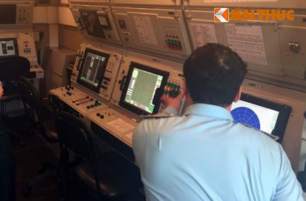 Đặc biệt, radar có khả năng theo dõi đồng thời 2 mục tiêu cùng lúc, dẫn đường tiêu diệt cả 2 mục tiêu bằng 2 tên lửa hoặc một mục tiêu bằng 2 tên lửa. Ngoài ra, đài SNR-125-2TM được bổ sung thêm tổ hợp ngắm quang – điện tử cho phép phát hiện mục tiêu cỡ máy bay tiêm kích ở cự ly 40km.