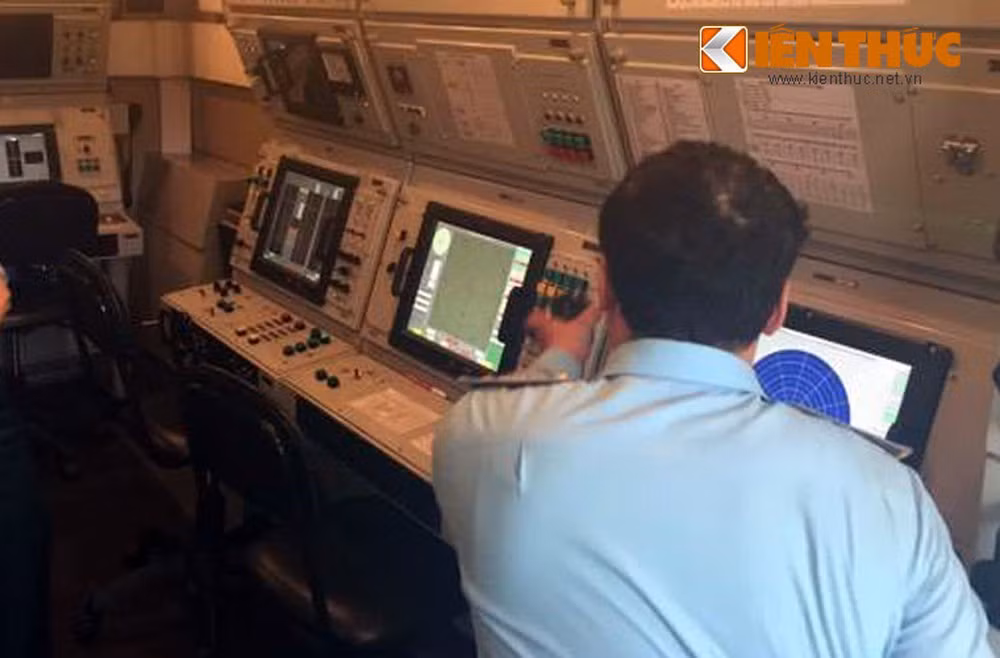 Đặc biệt, radar có khả năng theo dõi đồng thời 2 mục tiêu cùng lúc, dẫn đường tiêu diệt cả 2 mục tiêu bằng 2 tên lửa hoặc một mục tiêu bằng 2 tên lửa. Ngoài ra, đài SNR-125-2TM được bổ sung thêm tổ hợp ngắm quang – điện tử cho phép phát hiện mục tiêu cỡ máy bay tiêm kích ở cự ly 40km.