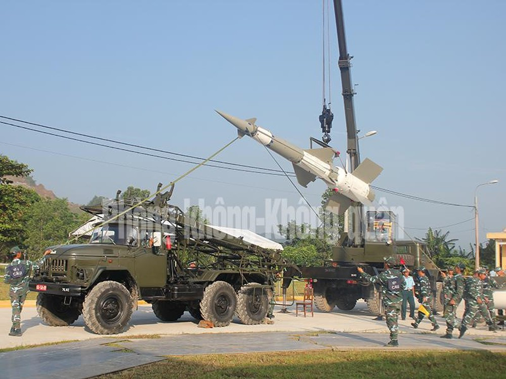 Hiệu quả của sáng kiến được lãnh đạo Học viện PKKQ đánh giá cao và áp dụng thử nghiệm vào quá trình giảng dạy, thực hành. Trong thời gian tới, nhóm nghiên cứu đang nghiên cứu mô phỏng thêm các nội dung liên quan tới khí tài của tổ hợp Pechora-2TM, như các bài kiểm tra tham số SSCĐ của khoang điều khiển YHK-2TM và trụ anten YHB-2TM để nâng cao hiệu quả đào tạo, huấn luyện ở các đầu mối đơn vị. Ảnh: QĐND