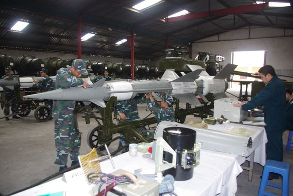 Sáng kiến giúp học viên dễ dàng hình dung về quy trình và các thao tác thực hành với tổ hợp tổ hợp S-125-2TM trên tủ YK-10-2TM. Với việc sử dụng các nguồn ngữ lập trình bậc cao cũng giúp học viên làm chủ được kỹ thuật thao tác trên máy tính dựa trên các phần mềm hiện đại như Labview, thiết kế thuật toán điều khiển tự động hóa và giao diện đầu cuối bằng ngôn ngữ gốc (tiếng Nga) của thiết bị hoặc chuyển ngữ sang tiếng Việt. Ảnh: QĐND