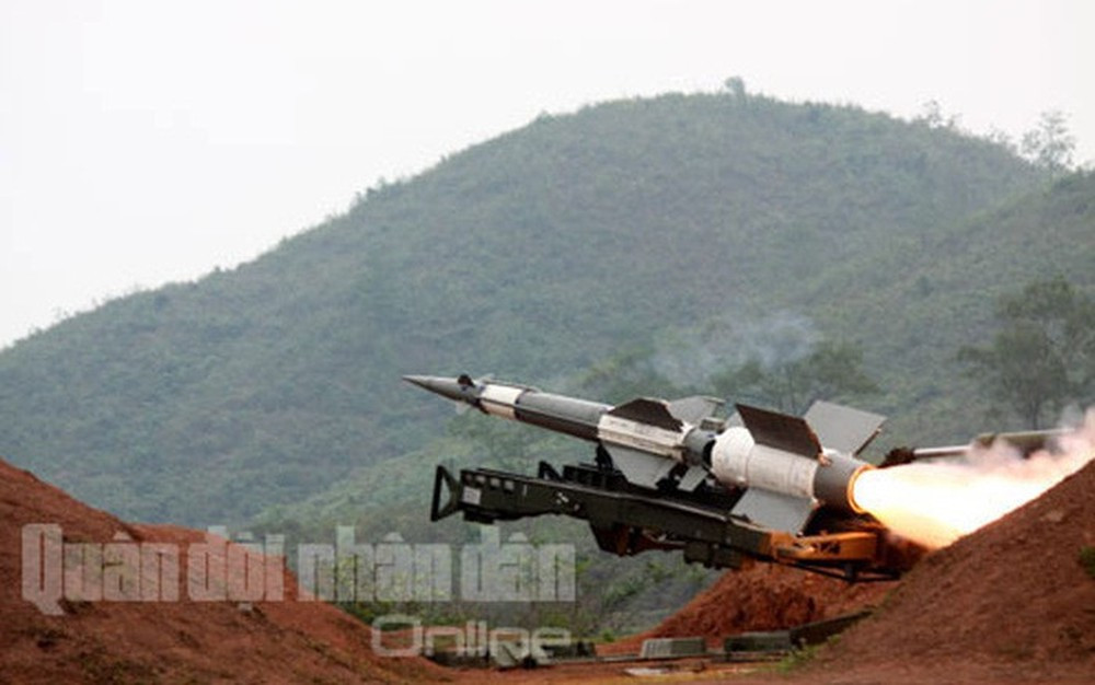 Hệ thống S-125-2TM có xác suất tiêu diệt mục tiêu máy bay chiến thuật từ 85-96%, tên lửa hành trình đạt từ 30-80%, trực thăng đạt 40-85%. Ảnh: QĐND