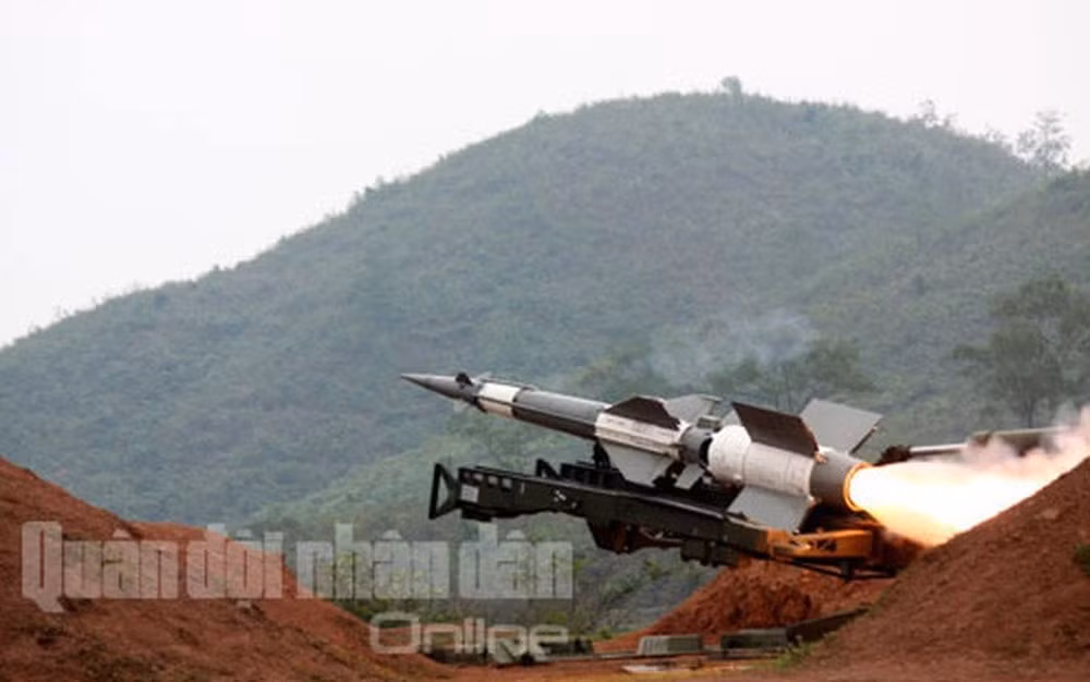 Hệ thống S-125-2TM có xác suất tiêu diệt mục tiêu máy bay chiến thuật từ 85-96%, tên lửa hành trình đạt từ 30-80%, trực thăng đạt 40-85%. Ảnh: QĐND