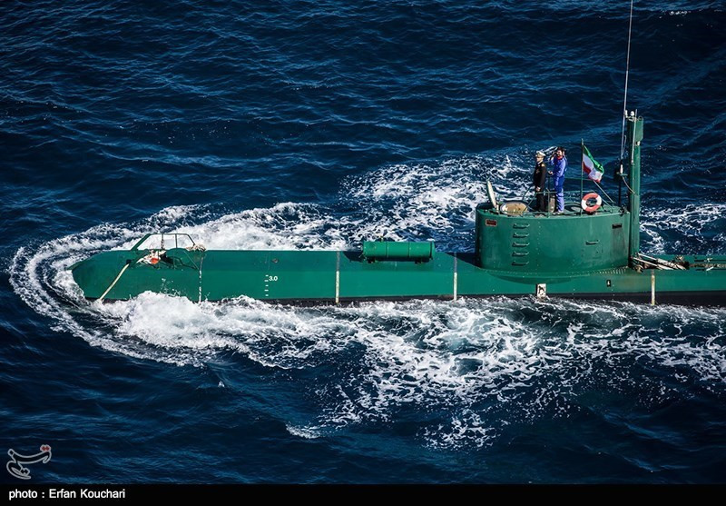 Đội tàu chiến của Iran nhìn chung không quá mạnh mẽ dù có tên lửa chống hạm tương đối hiện đại. Tuy nhiên, họ có những “quân bài” trông “chẳng có gì mà cực kỳ đáng sợ” – tàu ngầm mini. Dù kích cỡ nhỏ, nhưng đổi lại nó được cho là khó bị phát hiện hơn so với tàu ngầm cỡ lớn, có thể lặng lẽ tiếp cận hạm đội tàu sân bay cự ly gần và khiến người Mỹ trả giá. Nguồn ảnh: Wikipedia