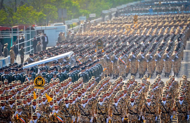 Về phía Iran dù được đánh giá thấp hơn nhiều lần so với sức mạnh của Mỹ. Vậy nhưng, họ vẫn tự tin ra nhiều tuyên bố thách thức và sẵn sàng khiến Mỹ “ôm hận”. Việc này không phải là “khoác lác” mà hoàn toàn có cơ sở, bởi Iran có trong tay những thứ vũ khí được đánh giá là gây nguy hiểm cho căn cứ quân sự Mỹ khắp Trung Đông, có thể tống tiễn cả hạm đội xuống đáy đại dương. Nguồn ảnh: Wikipedia