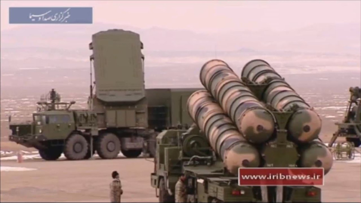 Và cuối cùng là hệ thống tên lửa phòng không S-300PMU2 mà Nga bán cho Iran năm 2016. Với S-300PMU2, Iran có thể loại khỏi vòng chiến đấu mọi máy bay tối tân nhất của Mỹ trong phạm vi tác chiến đến 200km. Nguồn ảnh: iribnews