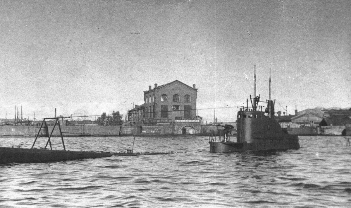 Con tàu trang bị hai máy diesel công suất 1.370hp và một máy phát điện cho tốc độ tối đa khi lặn 6,3 hải lý/h, dự trữ hành trình 11.000km, lặn sâu tối đa 91m. Nguồn ảnh: Wikipedia