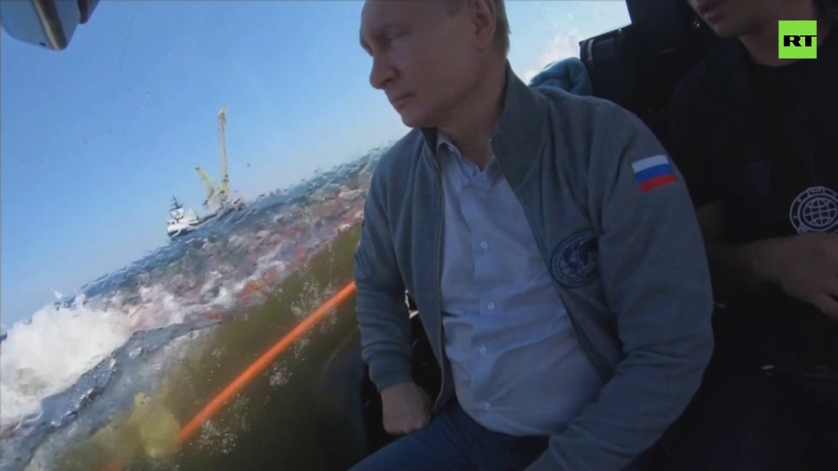 Ông Putin cho biết đây không phải lần đầu tiên ông lên tàu lặn. Nhưng việc được ngắm xác tàu ngầm lịch sử đã khiến chuyến đi trở nên đặc biệt hấp dẫn. “Tôi tin rằng mình phải đến nơi mà các chuyên gia Nga đang làm việc, để xem họ làm việc như thế nào, để hiểu rõ hơn rằng điều gì đã thúc đẩy họ chọn nghề này. Có rất nhiều vấn đề trên mặt đất. Mà để giải quyết chúng, đôi khi bạn sẽ phải bay lên trời, hoặc lặn xuống biển”, ông Putin nói. Nguồn ảnh: RT