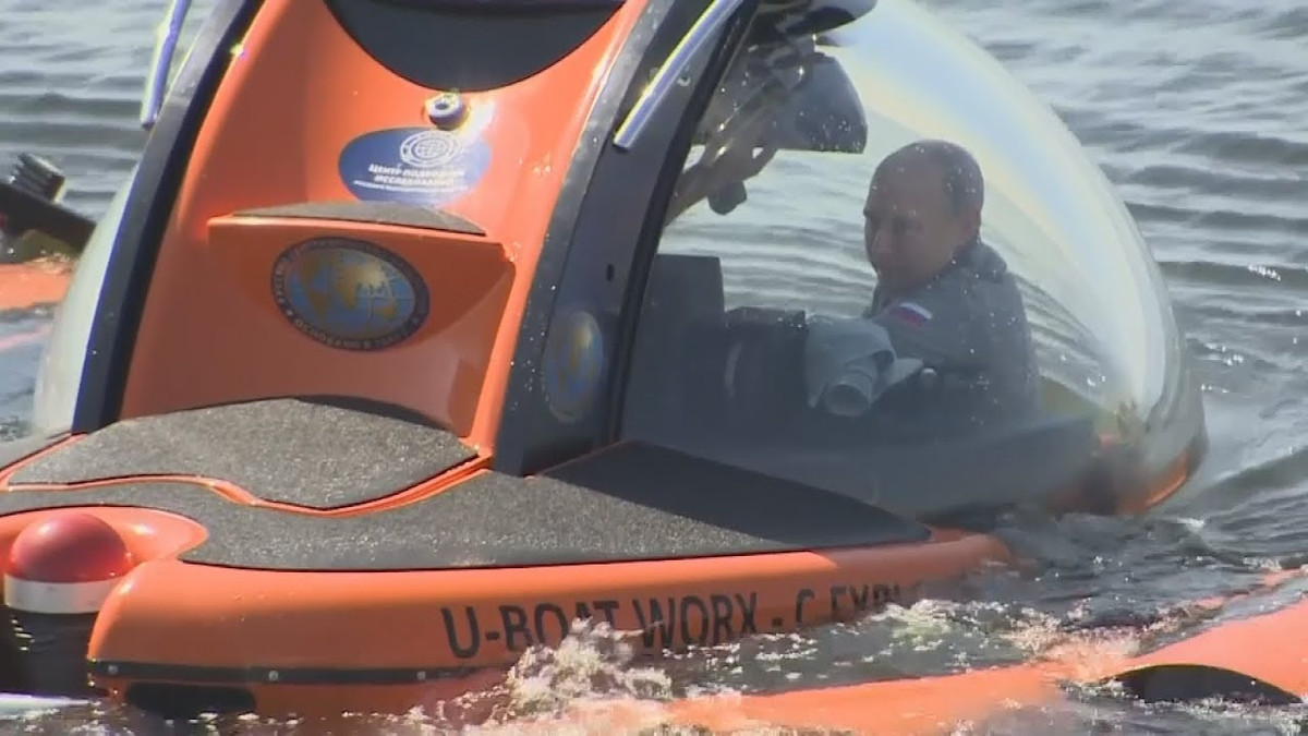 Theo Sputnik, ông Putin di chuyển đến địa điểm trên bằng tàu chìm, và lặn xuống đáy biển bằng tàu ngầm C-Explorer 3.11. Tại đó, ông Putin cùng nhóm thợ lặn đã đặt bia tưởng niệm ghi tên 40 thủy thủ lên xác tàu. Nguồn ảnh: Sputnik